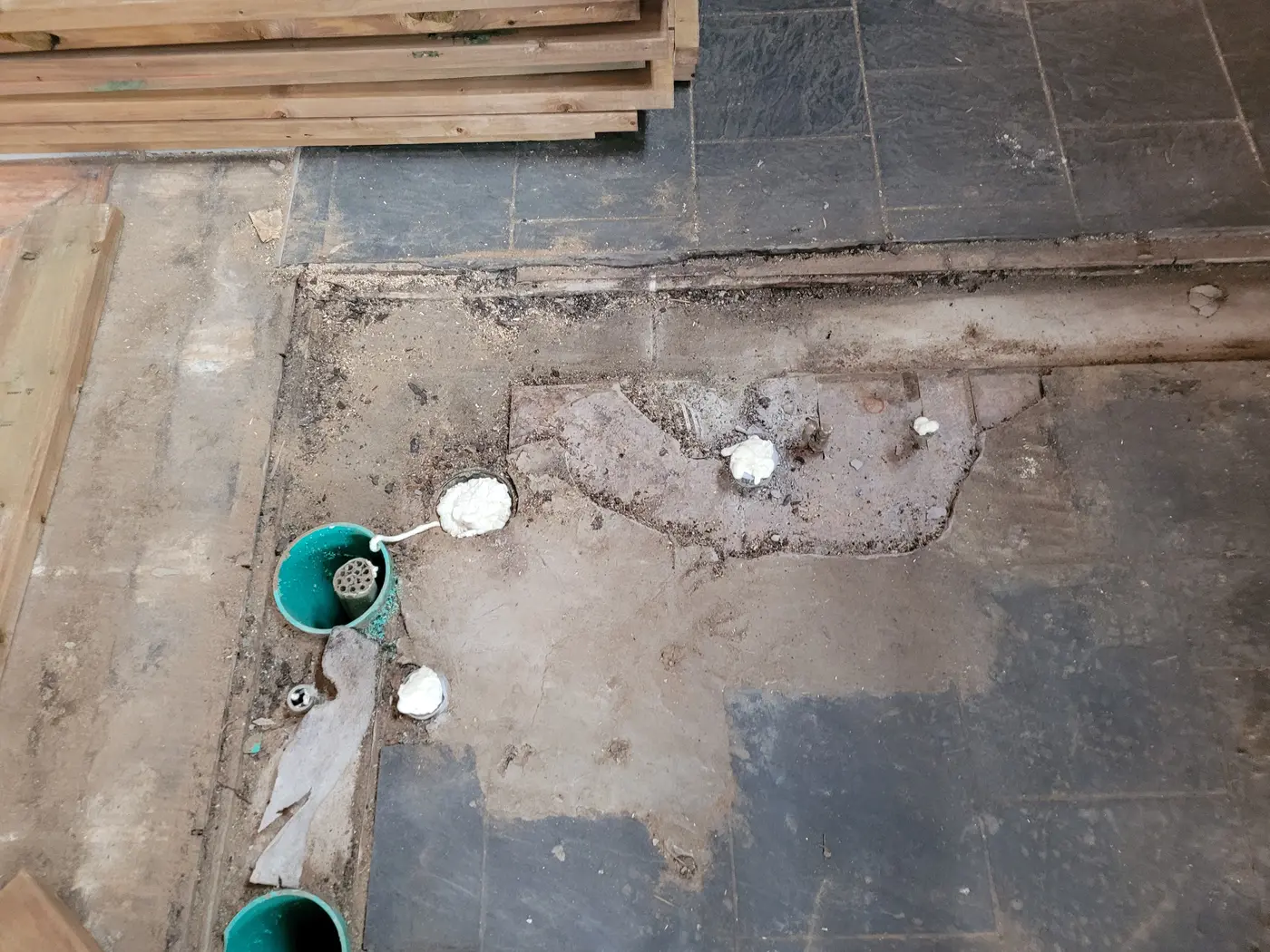 Window and wall tie-in conditions at exterior assembly